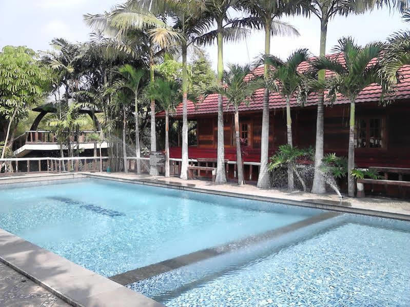 Aquarius Orange Resort Cisarua Bagian luar foto