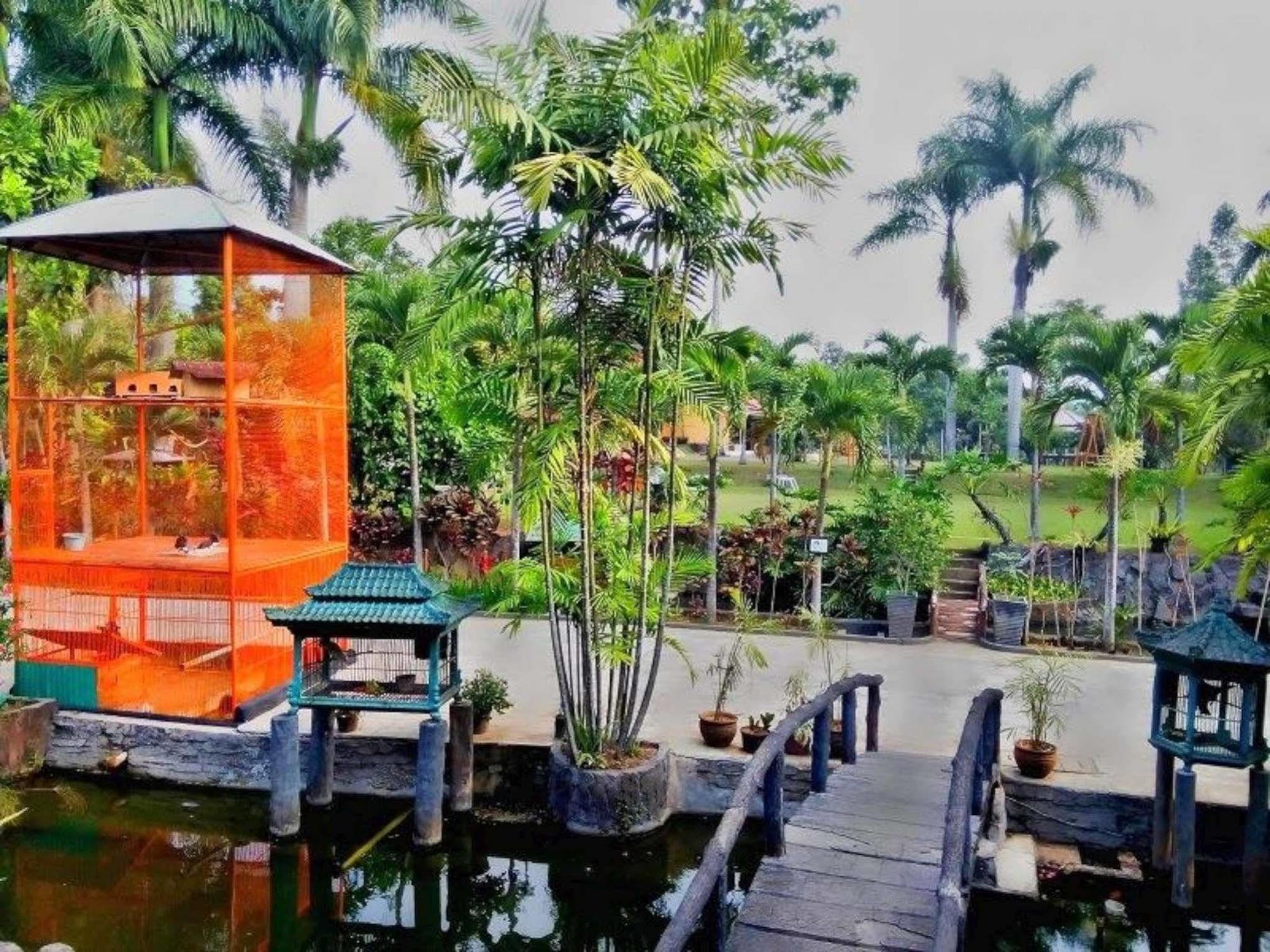 Aquarius Orange Resort Cisarua Bagian luar foto