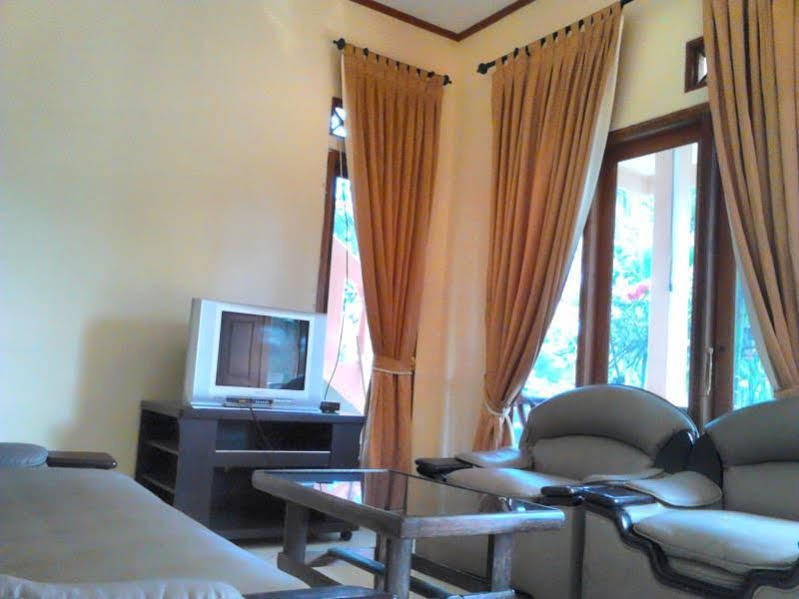 Aquarius Orange Resort Cisarua Bagian luar foto